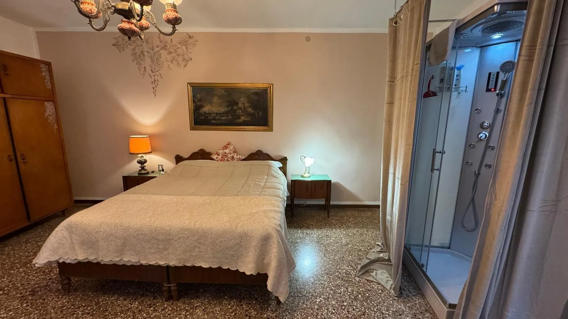 Lions Venice Guest House